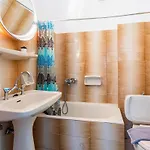Spacious 5-person By Alecos * פורוס