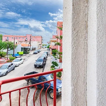 Spacious 5-person By Alecos アパート